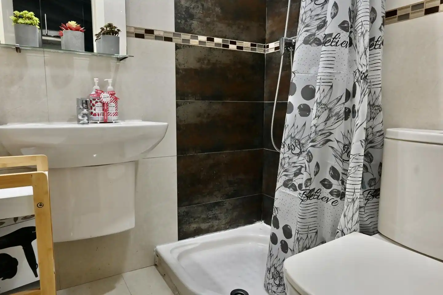 Bathroom of Study for rent in Madrid  with Air Conditioner, Heating and Furnished
