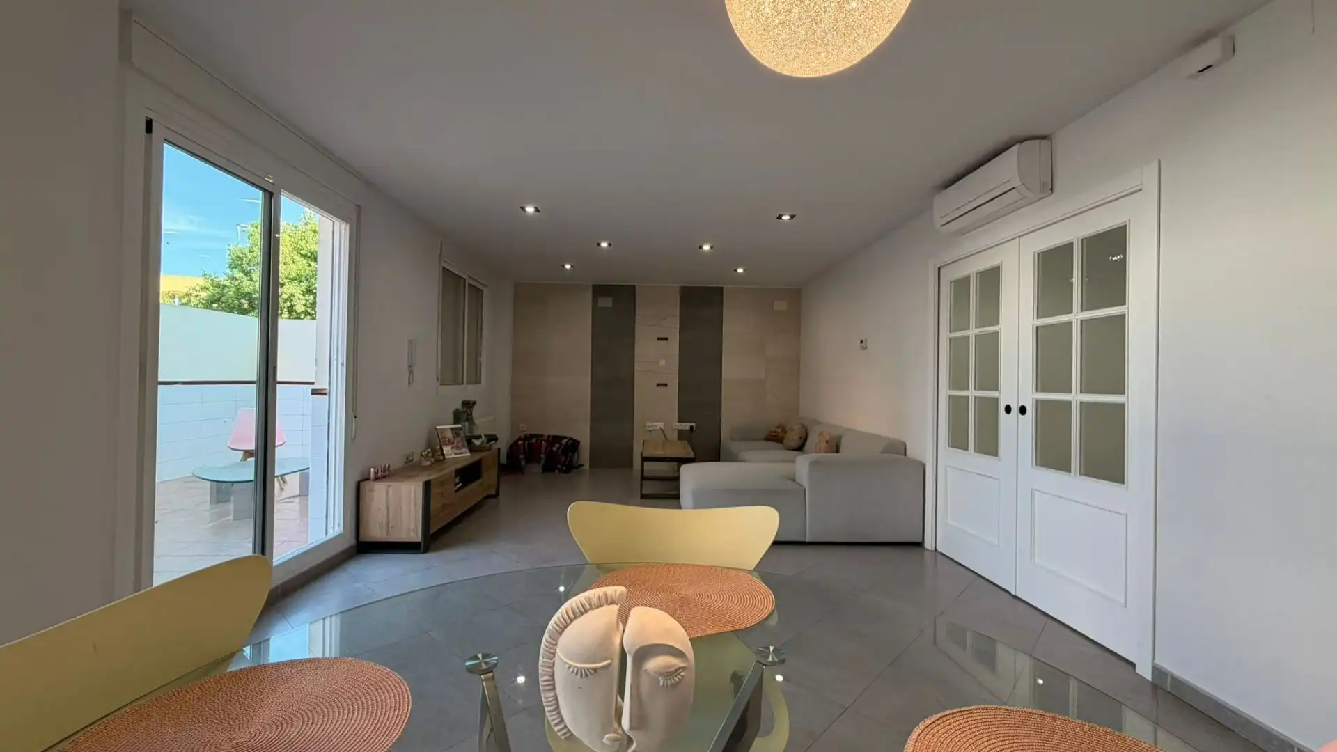 Wohnzimmer von Einfamilien-Reihenhaus zum Verkauf in Villanueva de Castellón mit Klimaanlage und Abstellraum
