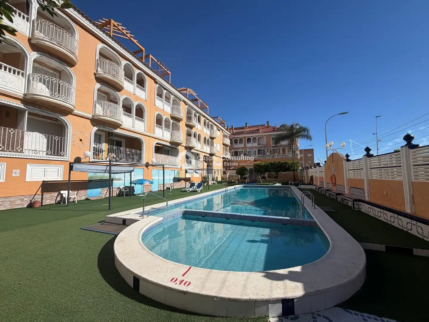 Piscina de Local en venda en Los Alcázares amb Aire condicionat, Terrassa i Moblat