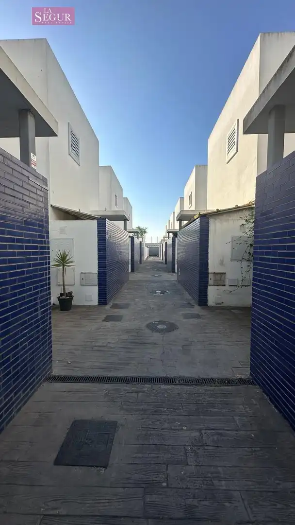 Vista exterior de Casa adosada en venda en Conil de la Frontera amb Jardí privat, Terrassa i Piscina comunitària