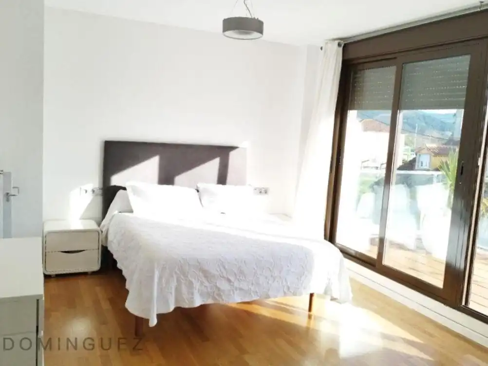 Dormitori de Casa o xalet en venda en Pontevedra Capital  amb Calefacció, Jardí privat i Terrassa