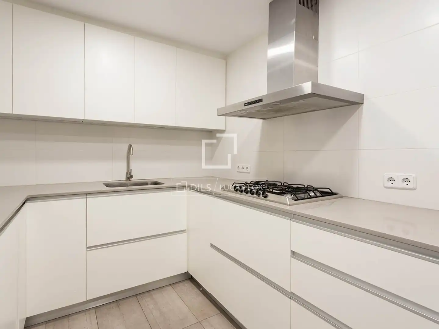 Küche von Wohnung zum Verkauf in Barcelona mit Klimaanlage und Heizung