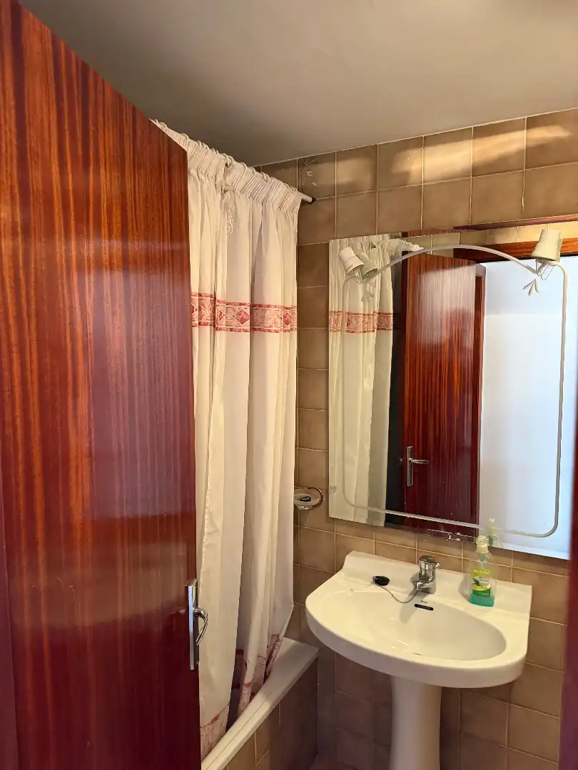 Bany de Pis en venda en Gijón  amb Calefacció, Forn i Rentadora