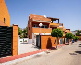 Vista exterior de Casa adosada en venda en Benalmádena amb Aire condicionat, Terrassa i Balcó