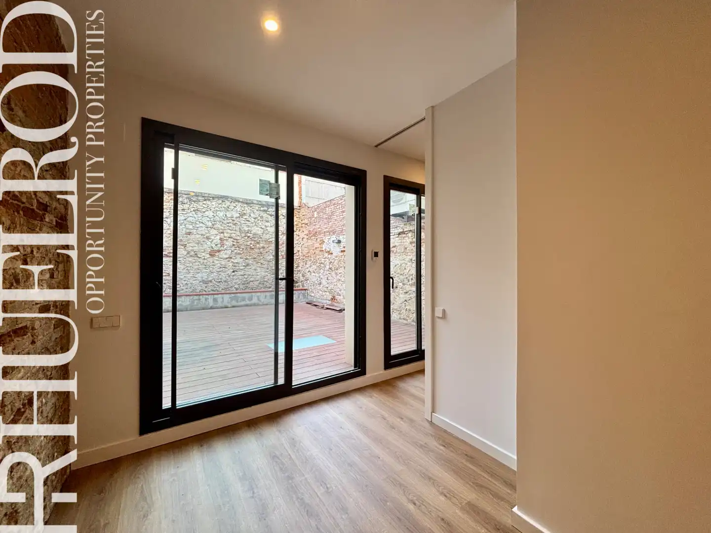 Balcony of Ground floor for sale in Badalona  with Air Conditioner, Heating and Parquet flooring