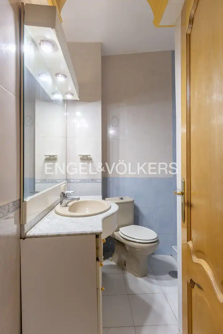 Bathroom of Flat for sale in Madrid  with Air Conditioner, Heating and Parquet flooring