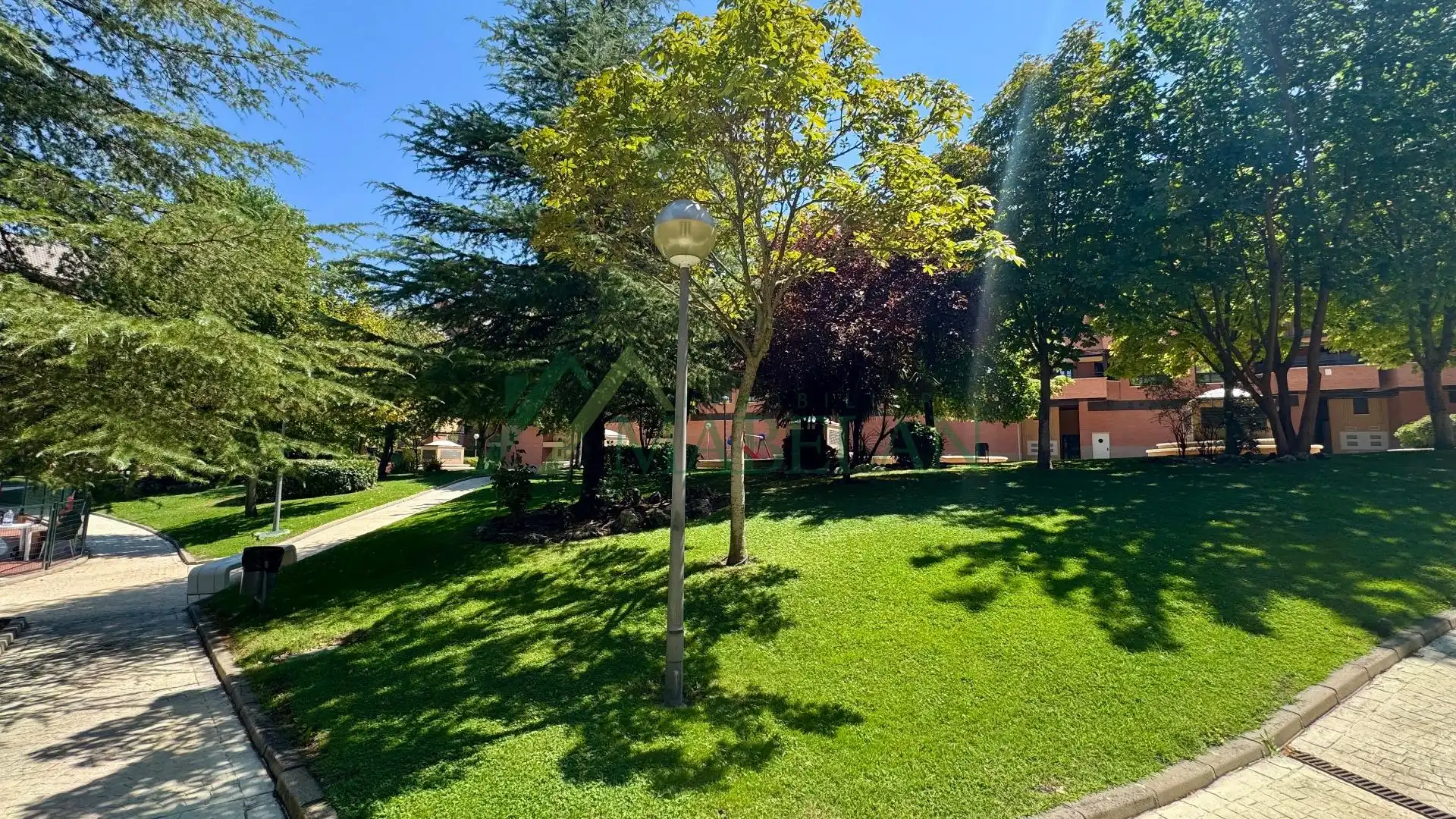 Vista exterior de Piso de alquiler en Las Rozas de Madrid con Calefacción, Parquet y Piscina comunitaria