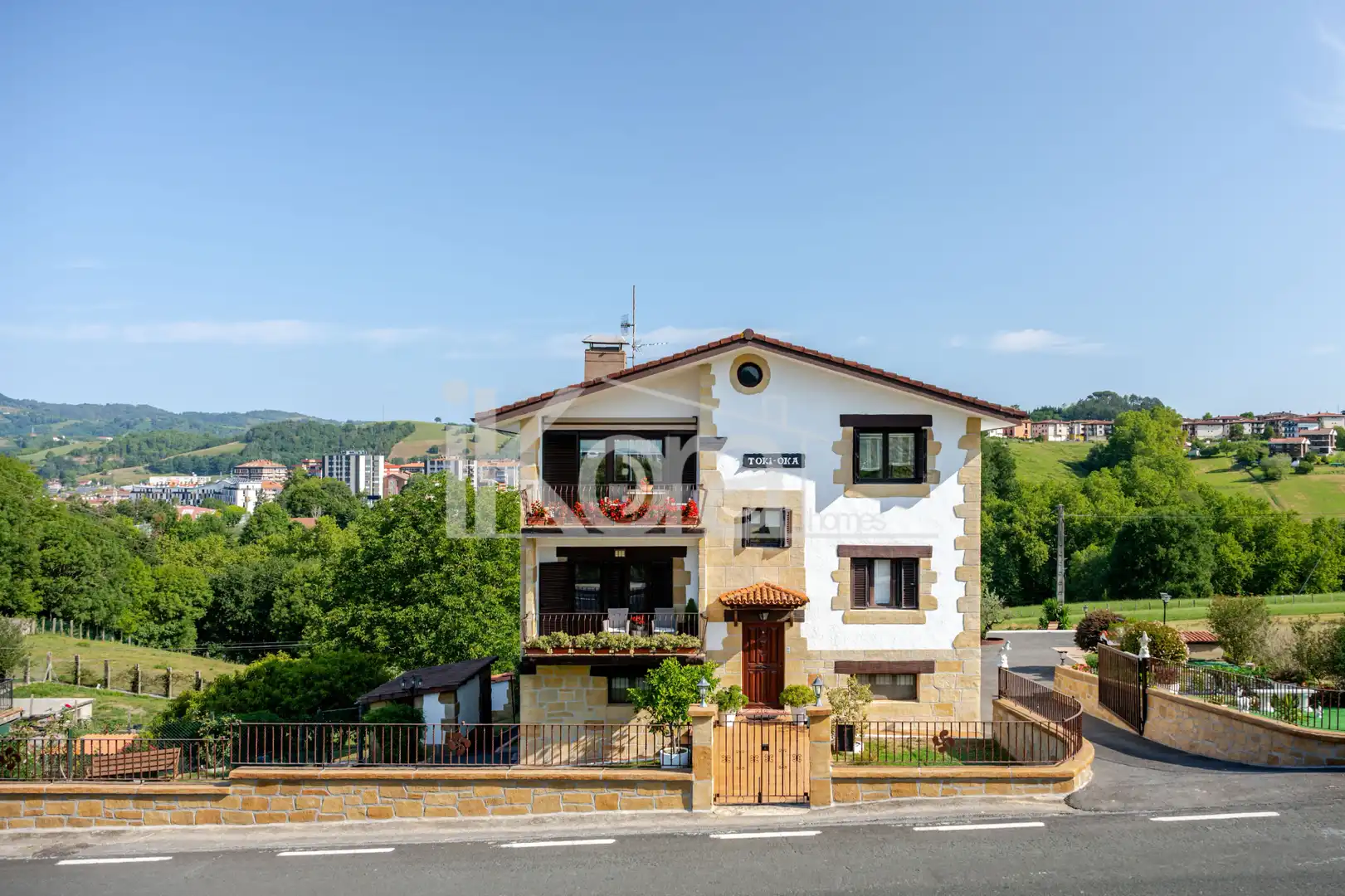 Vista exterior de Casa o xalet en venda en Lasarte-Oria amb Calefacció, Jardí privat i Parquet