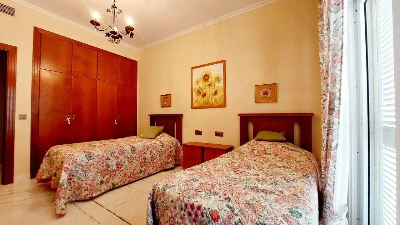 Habitación de Casa adosada en venta en Santiago del Teide con Trastero, Jacuzzi y Piscina comunitaria