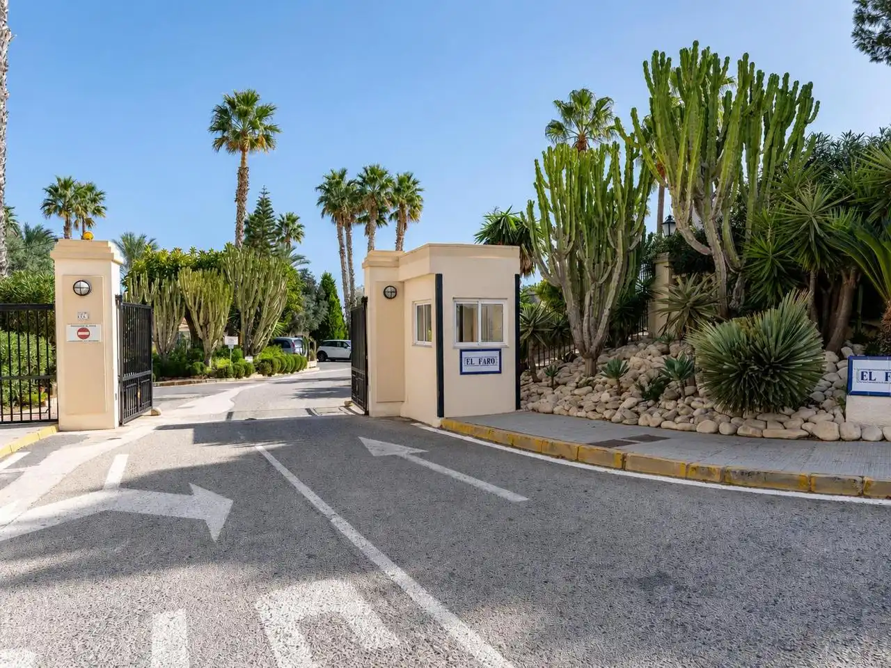 Exterior view of Detached homes for sale in Santa Pola  with Air Conditioner, Private garden and Parquet flooring