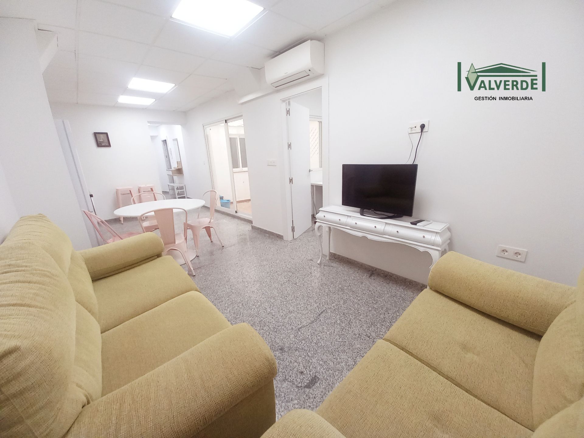 Living room of Flat to rent in  Granada Capital  with Air Conditioner, Heating and Furnished