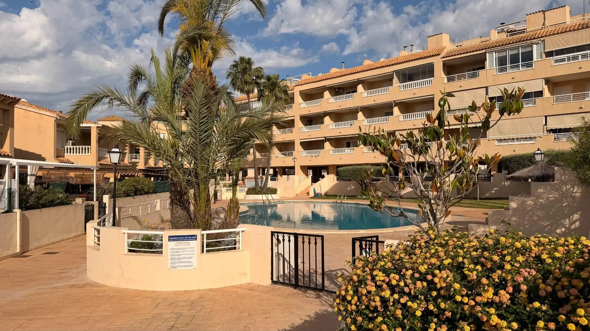 Vista exterior de Casa o xalet en venda en Santa Pola amb Jardí privat, Terrassa i Traster