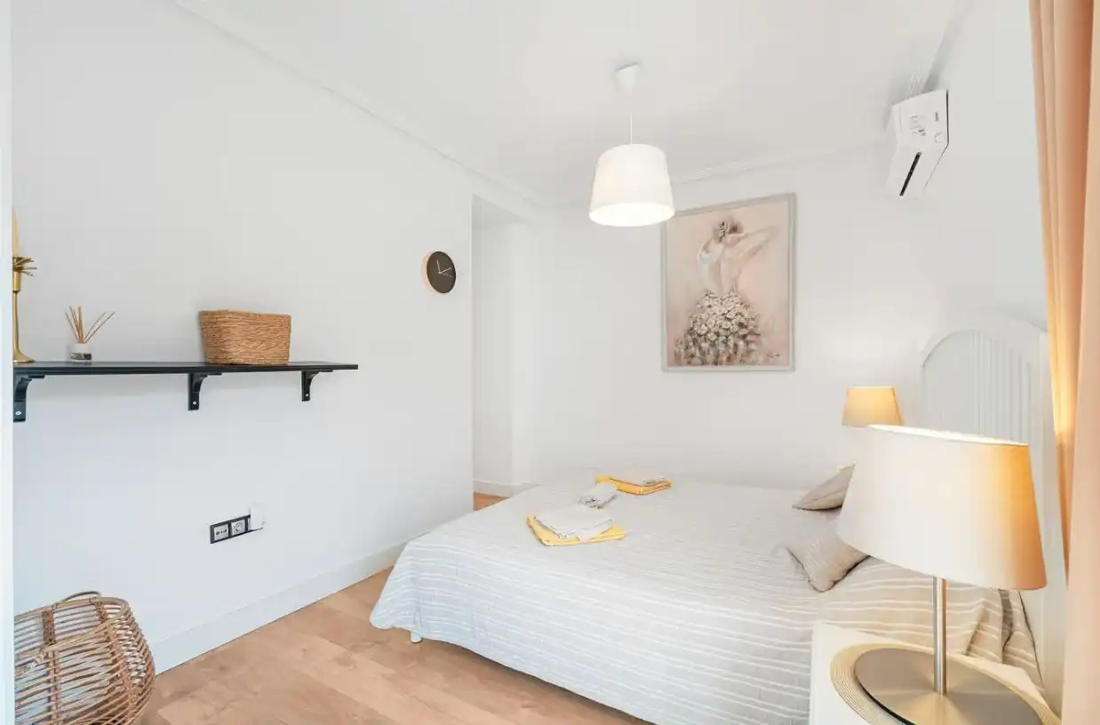 Schlafzimmer von Wohnungen zur Miete in Torrevieja mit Klimaanlage, Heizung und Privatgarten