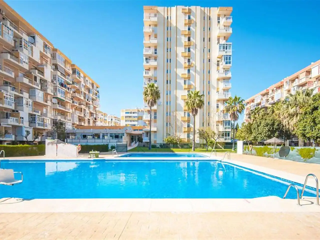 Schwimmbecken von Büro zur Miete in Benalmádena mit Klimaanlage, Möbliert und Balkon
