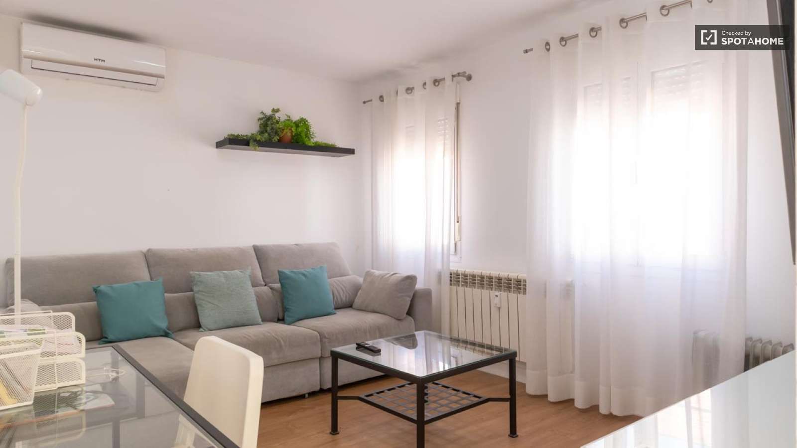 Living room of Apartment to share in  Madrid Capital  with Air Conditioner and Terrace