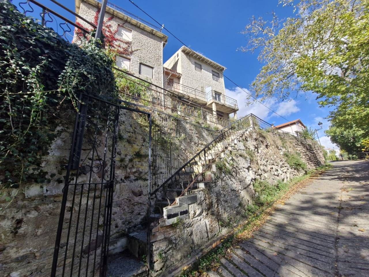Vista exterior de Casa o xalet en venda en Matute amb Calefacció, Jardí privat i Parquet
