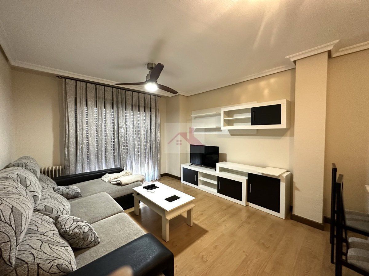 Living room of Flat to rent in Cuenca Capital  with Heating, Parquet flooring and Terrace