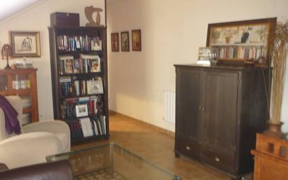 Sala d'estar de Pis en venda en Bárcena de Cicero amb Calefacció, Jardí privat i Parquet