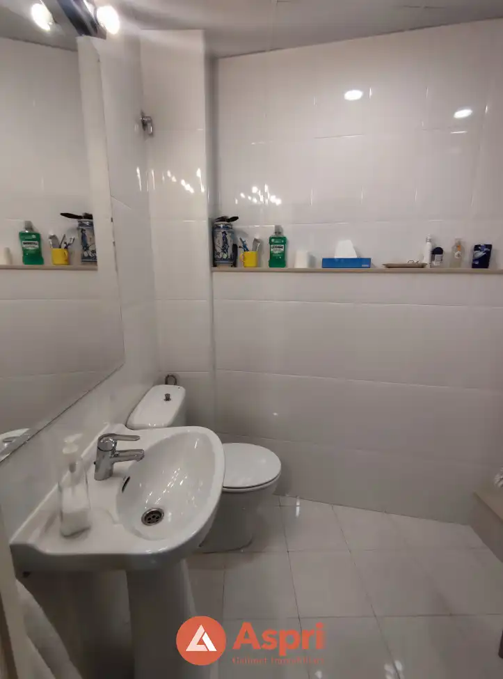 Badezimmer von Geschaftsraum zum Verkauf in Barcelona mit Klimaanlage, Heizung und Möbliert