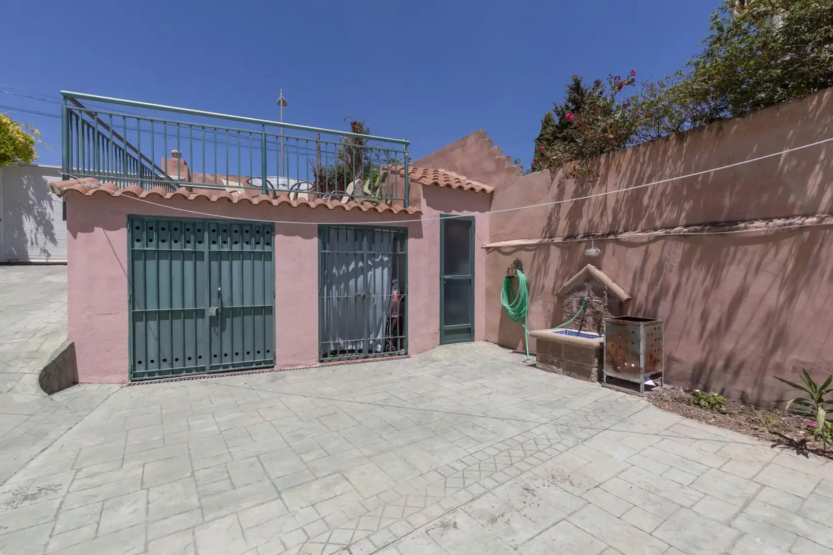 Vista exterior de Casa o xalet en venda en Las Gabias amb Piscina comunitària