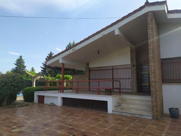Casa rústica con piscina en venta en Carretera Carretera Villamuriel P 900(KM,3 A 6)