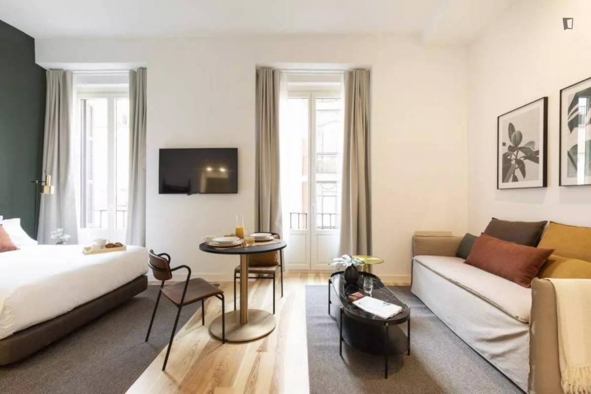 Study to rent in Cortes - Huertas