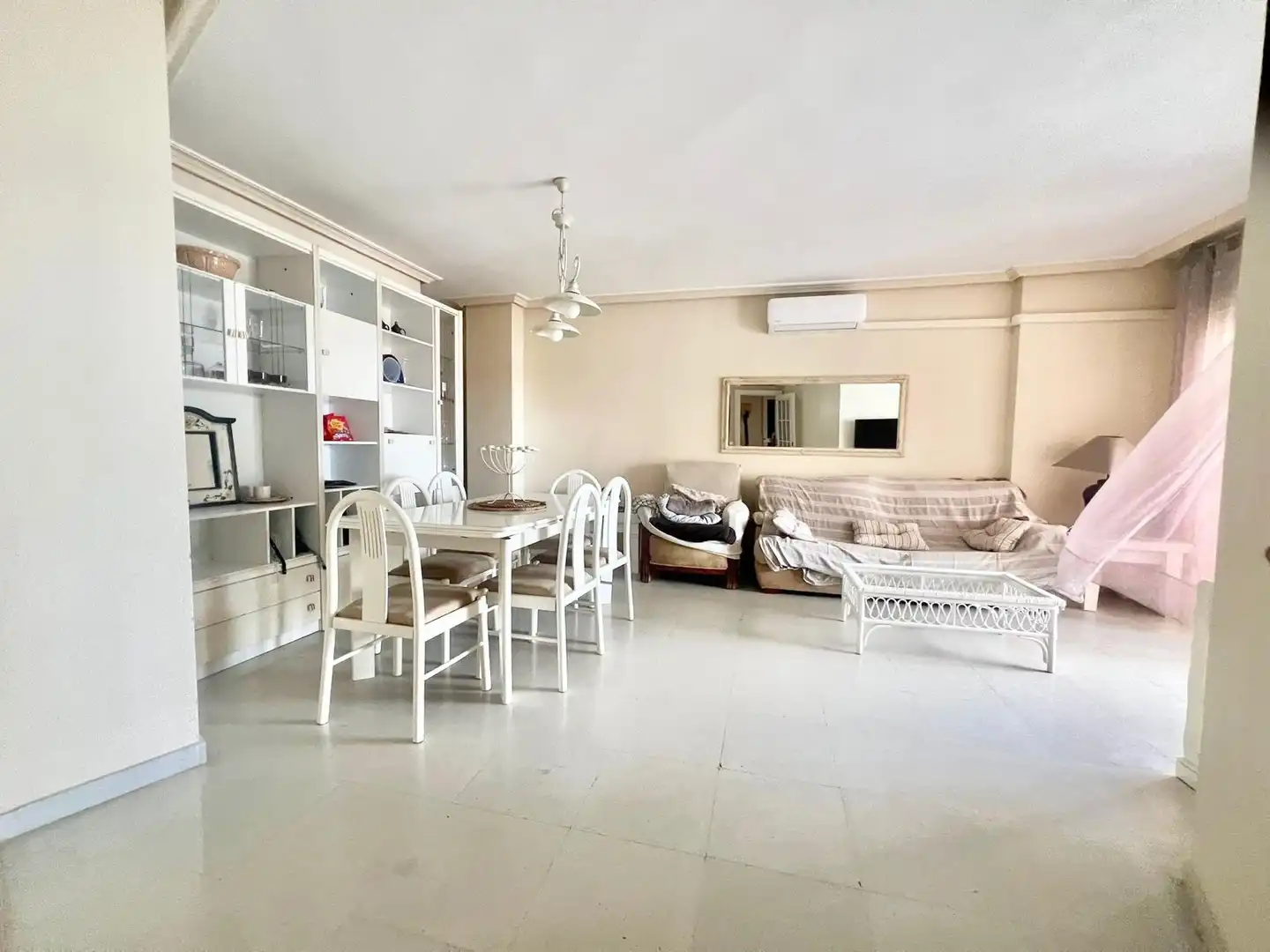 Sala de estar de Apartamento de alquiler en Torrevieja con Terraza, Amueblado y Lavadora