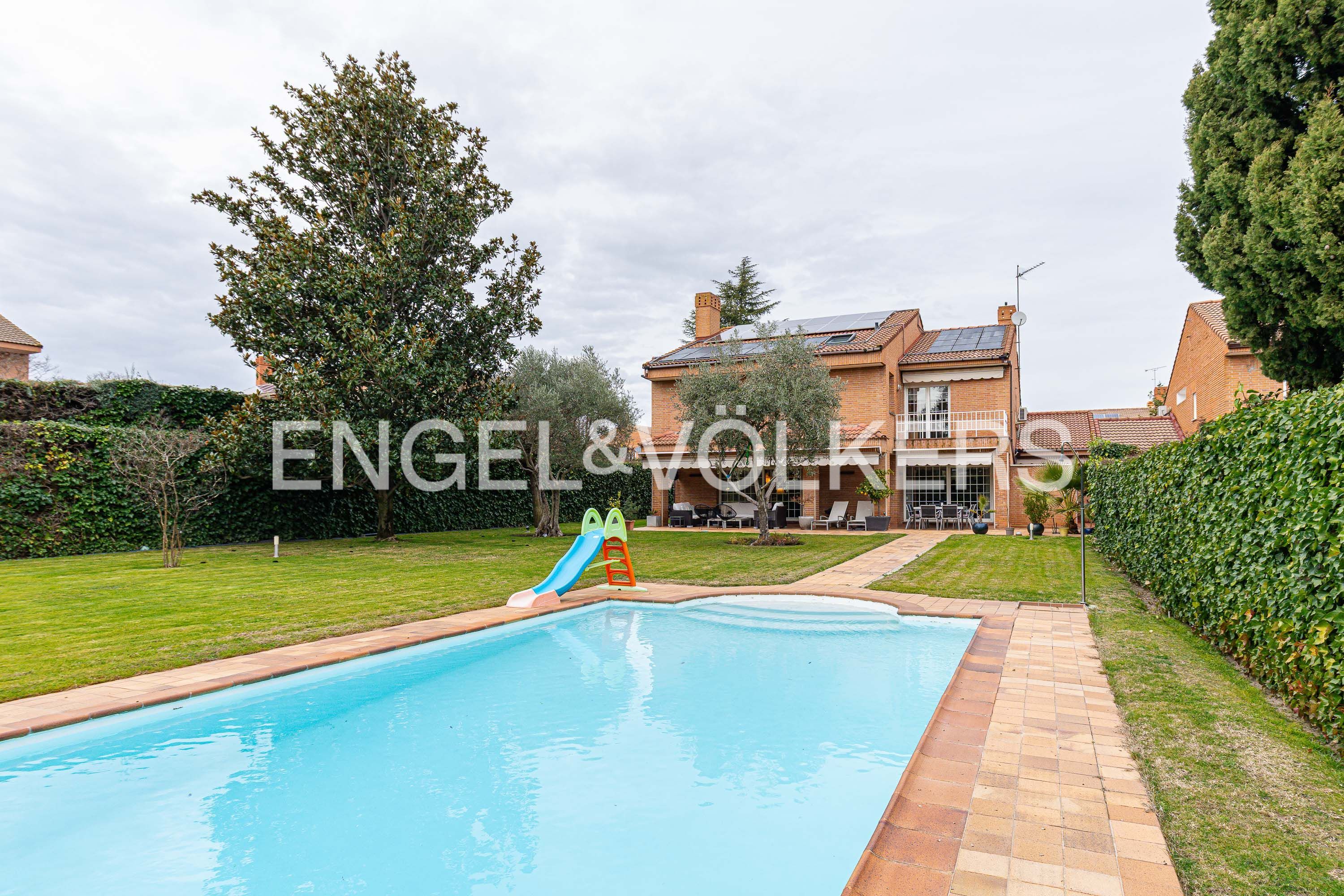 Piscina de Casa adosada en venda en Majadahonda amb Aire condicionat, Calefacció i Jardí privat