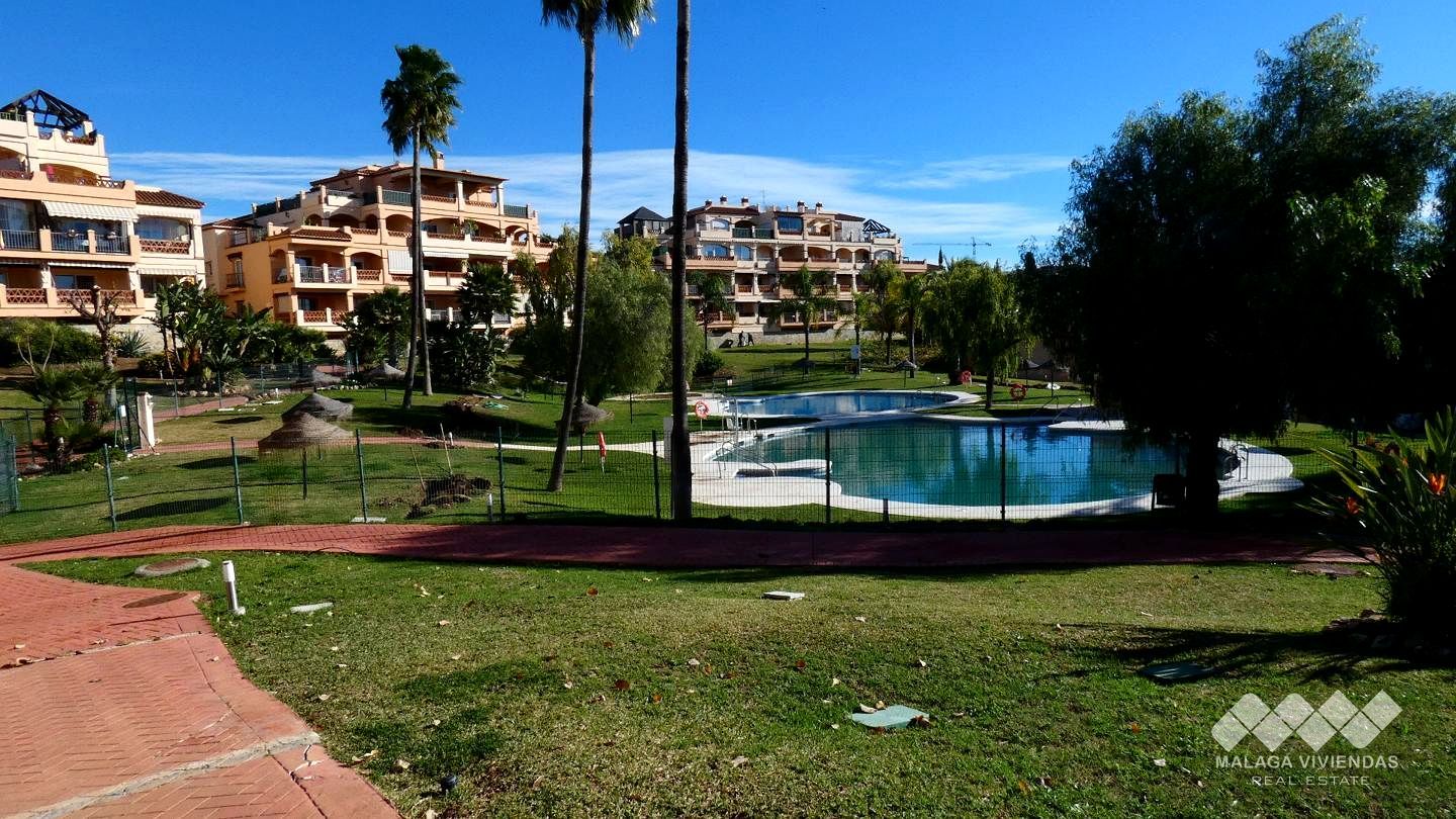 Vista exterior de Casa o xalet en venda en Mijas amb Aire condicionat, Terrassa i Piscina