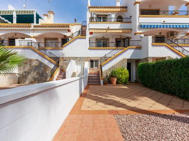 Adosado con balcón en venta en Orihuela Costa