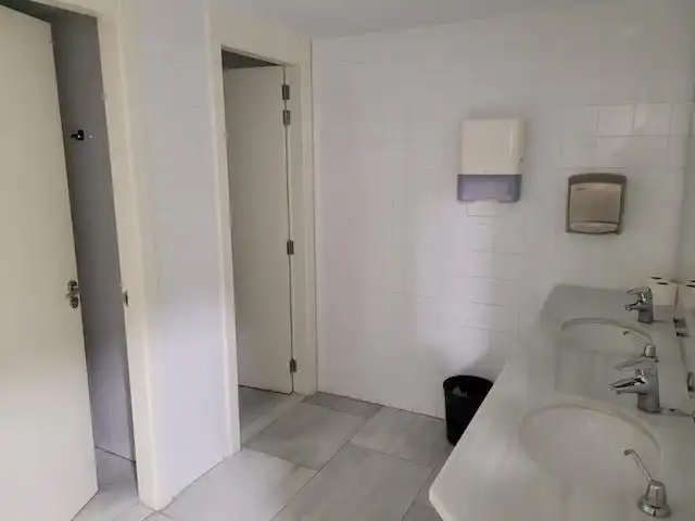 Badezimmer von Büro zur Miete in Barcelona mit Klimaanlage, Heizung und Terrasse