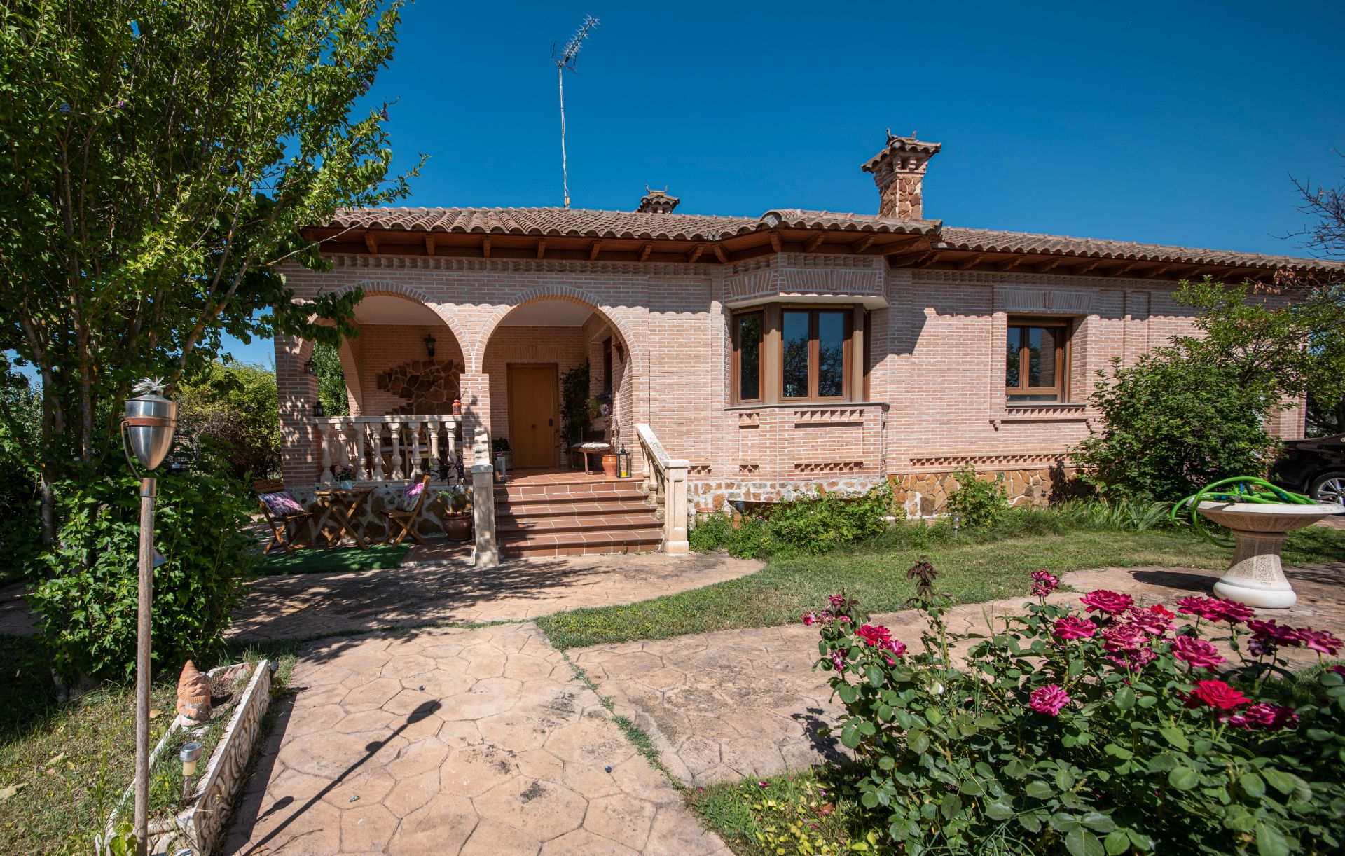 Exterior view of House or chalet for sale in El Viso de San Juan  with Air Conditioner, Private garden and Terrace