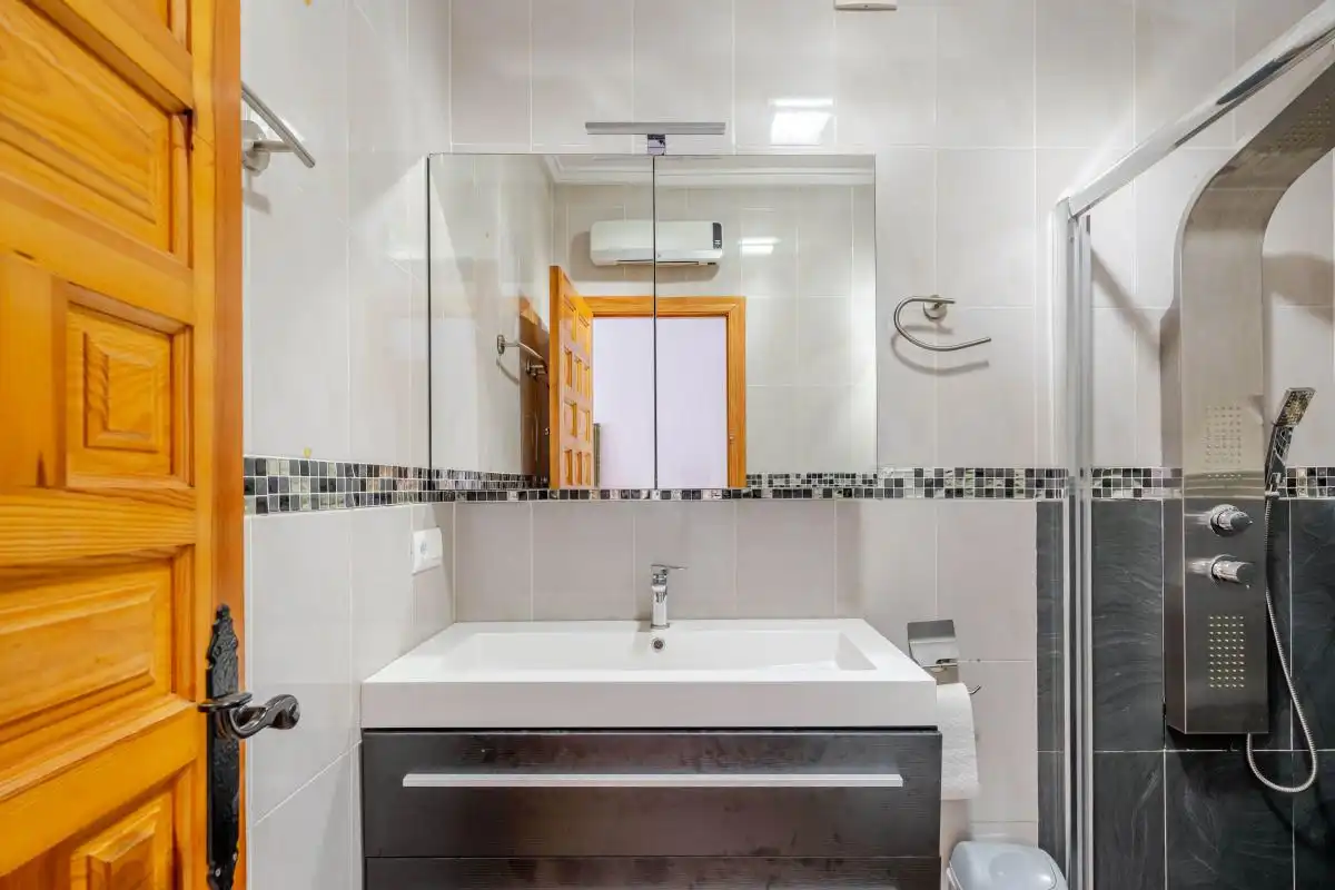Baño de Casa o chalet de alquiler en Elche / Elx con Aire acondicionado, Calefacción y Jardín privado