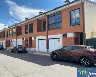 Vista exterior de Casa adosada en venda en Portillo amb Terrassa i Balcó