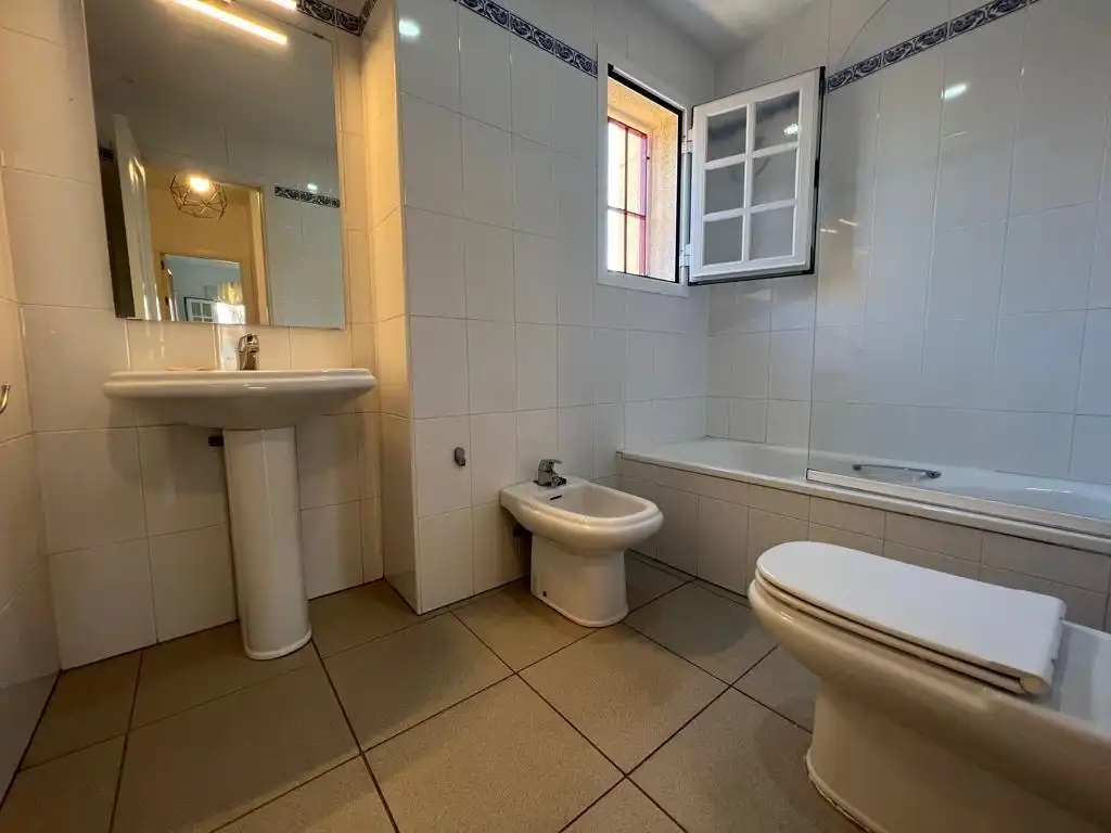 Baño de Apartamento de alquiler en Rota con Jardín privado, Terraza y Amueblado