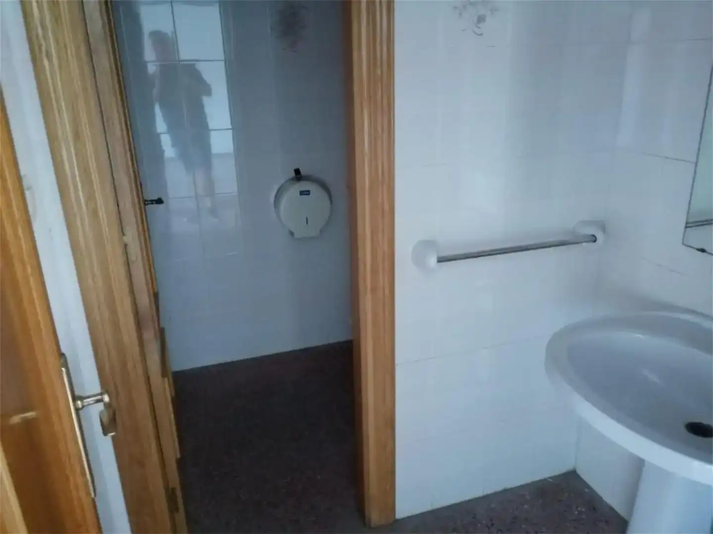 Badezimmer von Fabrikhallen zum Verkauf in Aspe