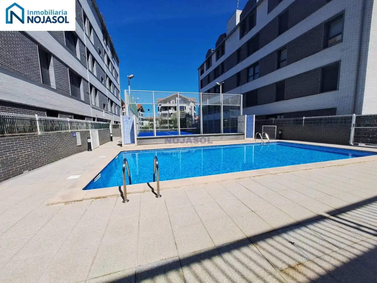 Schwimmbecken von Wohnungen zum Verkauf in Noja mit Heizung, Parkett und Terrasse