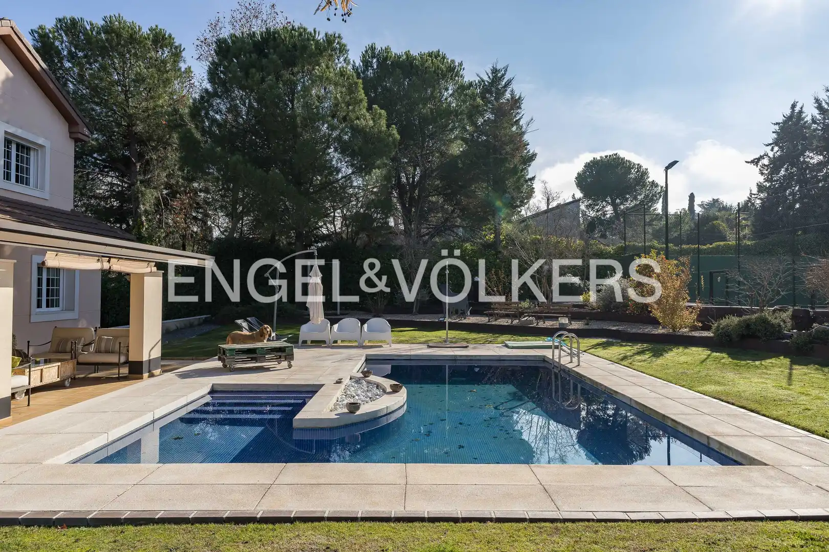 Piscina de Casa o chalet en venta en Boadilla del Monte con Aire acondicionado, Calefacción y Jardín privado