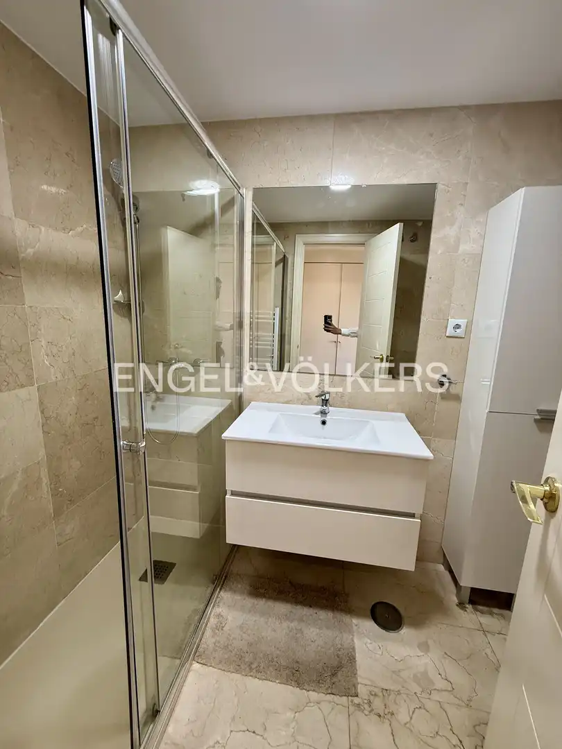 Badezimmer von Wohnung zur Miete in Madrid mit Klimaanlage, Heizung und Parkett