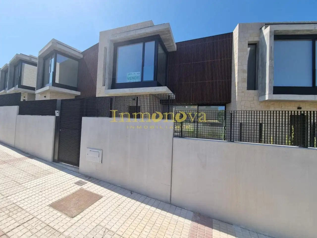 Vista exterior de Casa adosada en venta en Nigrán con Calefacción, Jardín privado y Terraza
