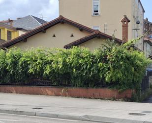 Vista exterior de Casa o xalet en venda en Torrelavega  amb Calefacció