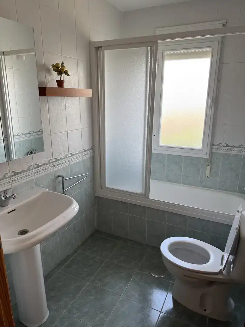 Baño de Piso en venta en Baza con Aire acondicionado, Parquet y Trastero