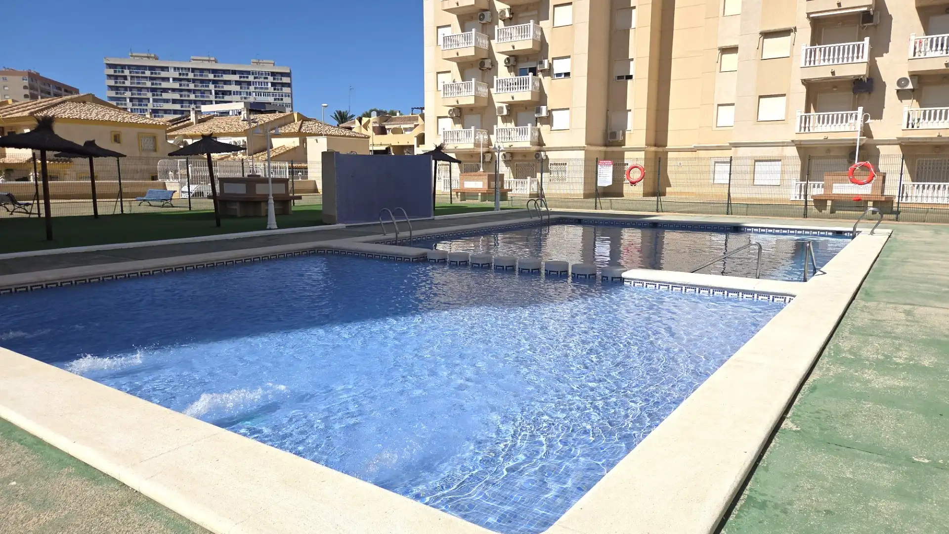 Piscina de Piso en venta en Cartagena con Aire acondicionado, Trastero y Amueblado