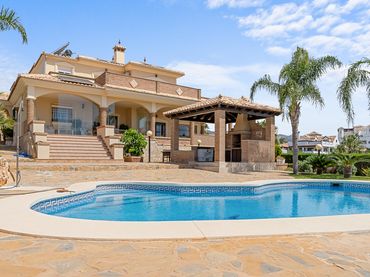 Casa amb piscina en venda a Calle Camelia