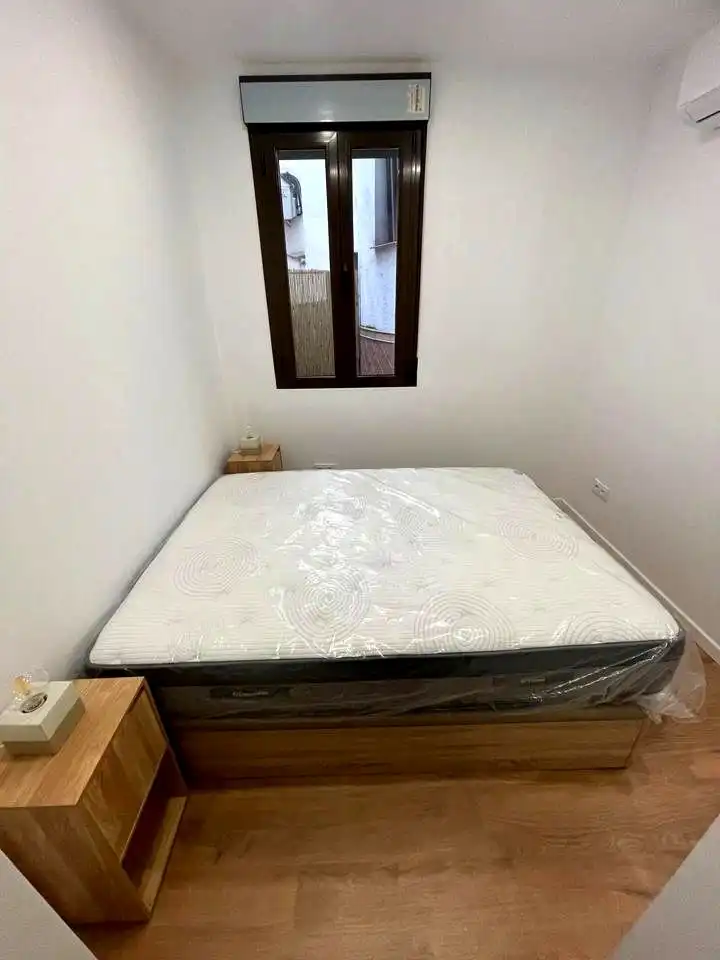 Dormitori de Apartament de lloguer en Madrid amb Aire condicionat, Calefacció i Terrassa