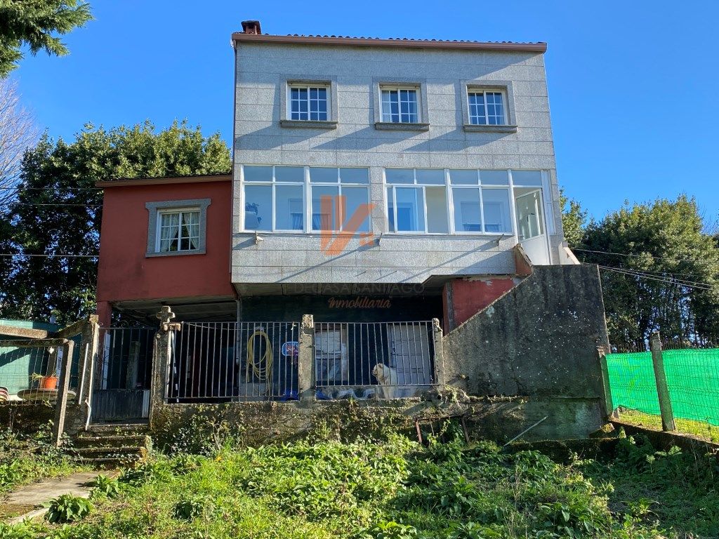 Vista exterior de Casa o xalet en venda en Santiago de Compostela  amb Jardí privat, Forn i Internet
