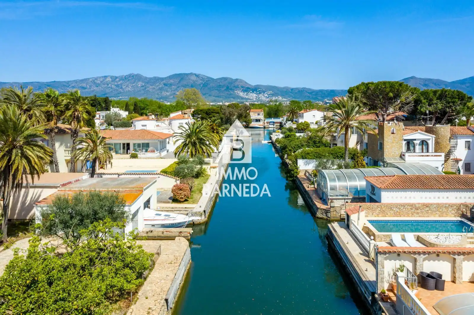 Vista exterior de Casa o xalet en venda en Empuriabrava amb Aire condicionat, Calefacció i Jardí privat