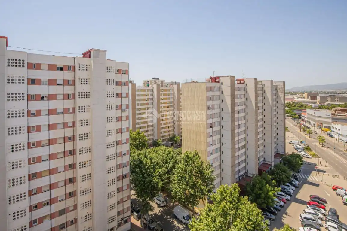 Vista exterior de Pis en venda en L'Hospitalet de Llobregat amb Balcó