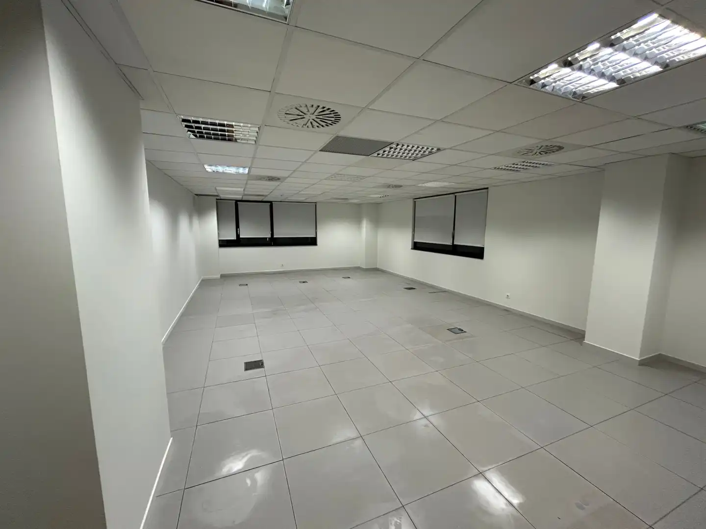 Office space with lift to rent in Polígono Parque Empresarial la Muga 3A, imagen 3