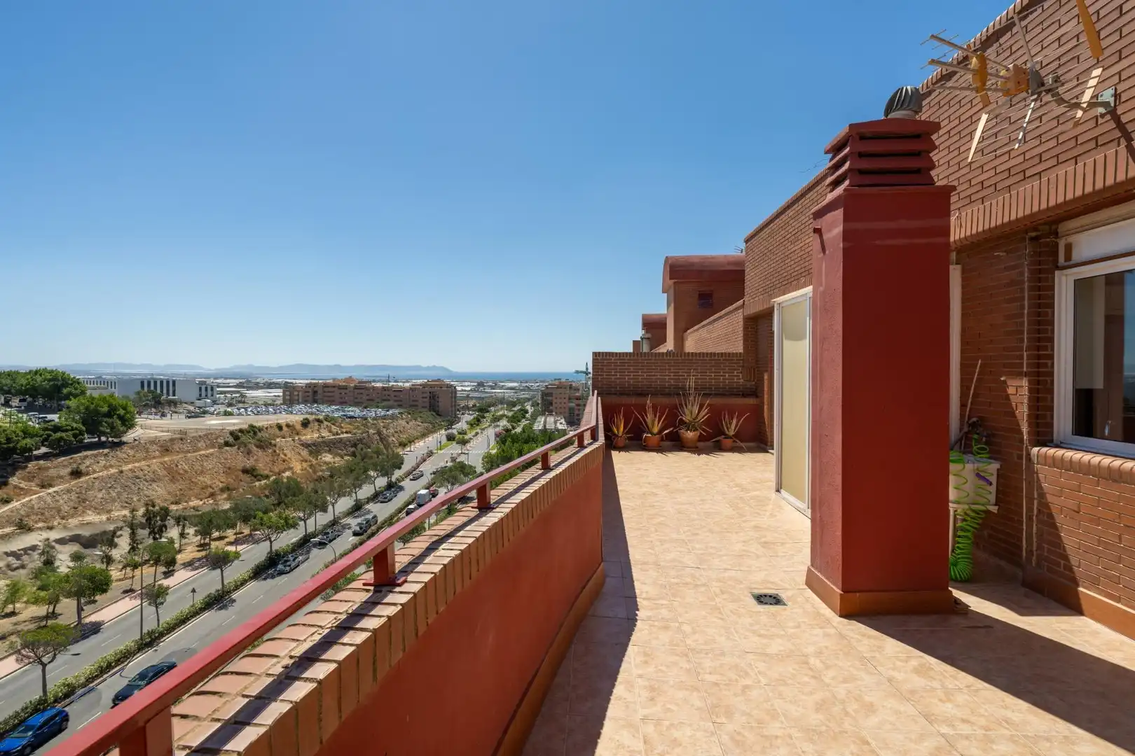 Terraza de Ático de alquiler en Almería con Aire acondicionado, Calefacción y Jardín privado